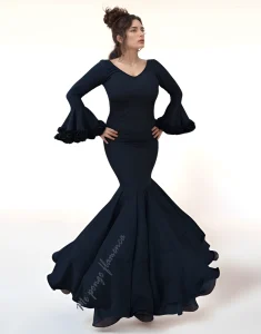 Vestidos de gitana negros con detalles de organdil y volantes amplios