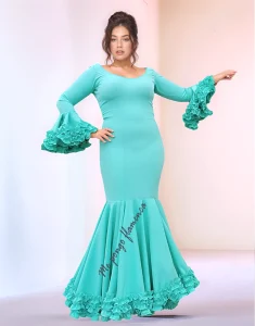 vestido-flamenca-verde-triple-carrucha Vestido de flamenca verde con gran volante adornado con triple carrucha y tejido biolástico, ideal para ferias y eventos flamencos
