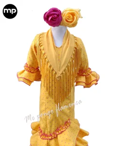 Trajes de Flamenca Niñas 2023 Trajes de flamenca niñas 2023 en color amarillo con lunares rosas.
